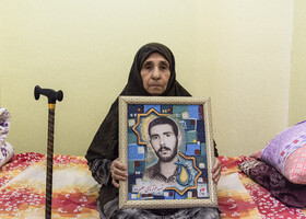 فاطمه حسن پور، مادر ۸۱ ساله شهید عزیز نامی است که در سن ۲۲ سالگی در سوسنگرد به شهادت رسیده است. انگار تنها دلخوشی زندگی‌اش نگاه کردن به تک پسرش است. پنج فرزند دارد اما عزیز برایش چیز دیگری بود.