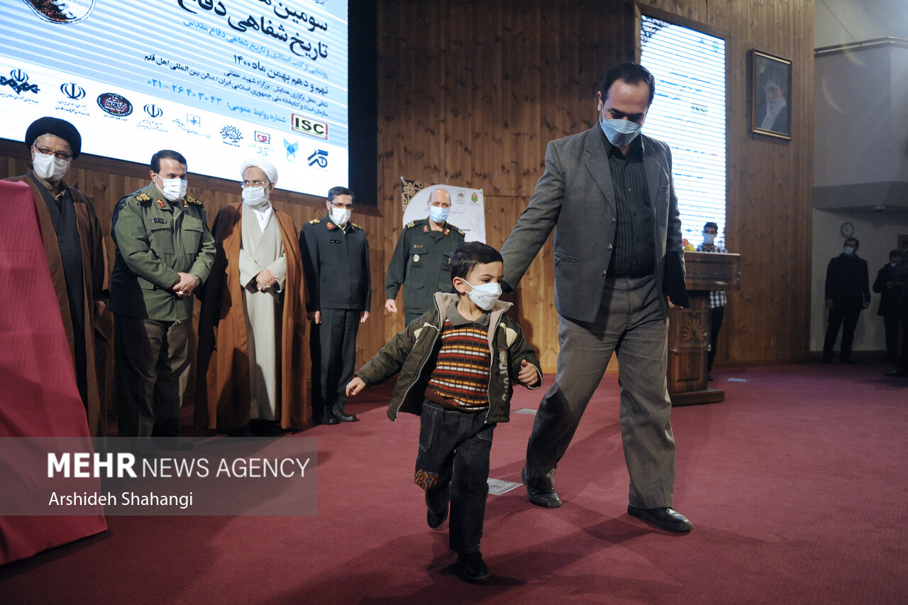 در سومین همایش ملی تاریخ شفاهی دفاع مقدس از خانواده شهدا تجلیل شد