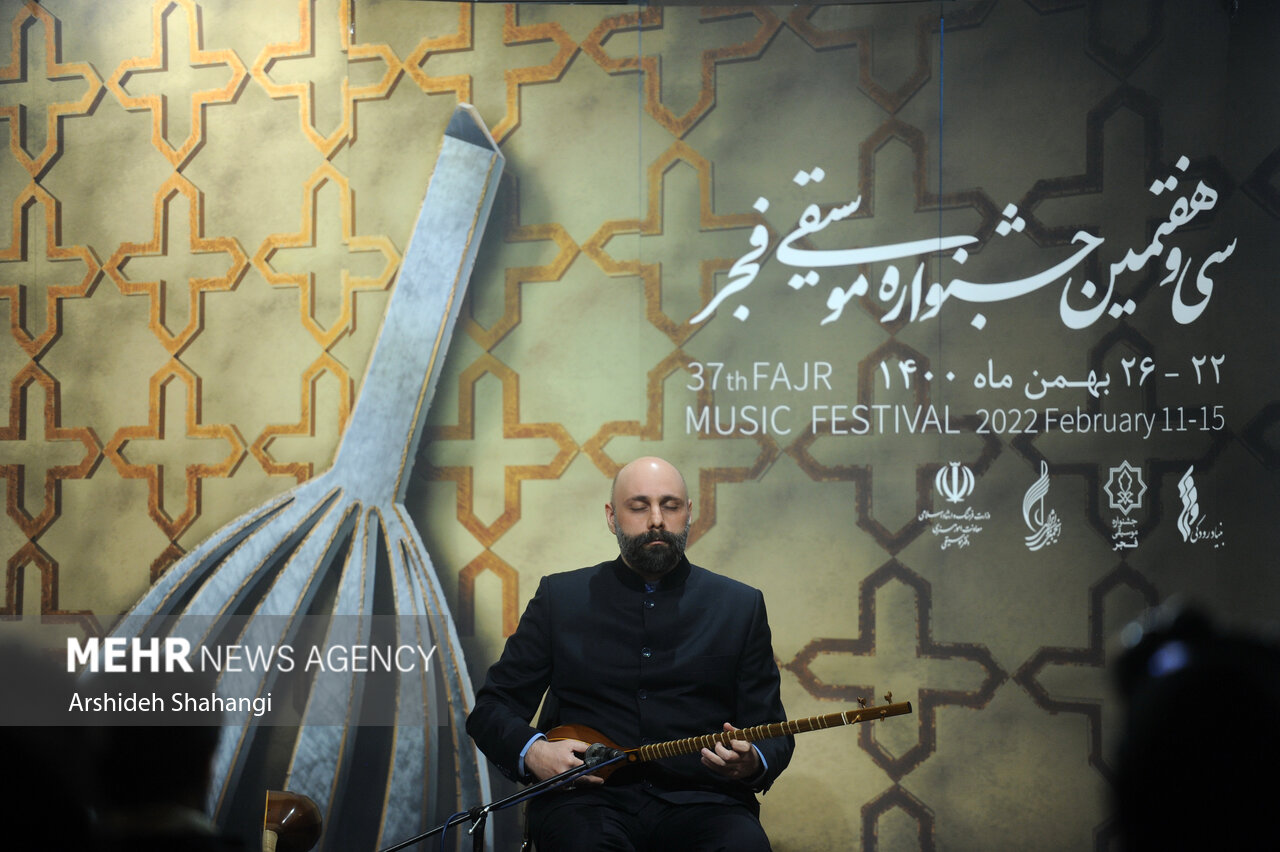 اجرای تک نوازی امیر شریفی با عنوان شب یوسف فروتن در سومین شب جشنواره موسیقی فجر در سالن دهلوی تالار وحدت برگزار شد