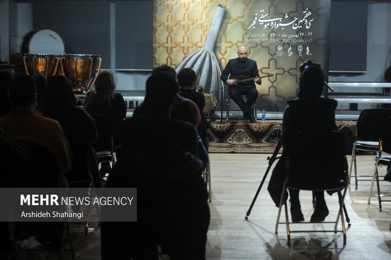 اجرای تک نوازی امیر شریفی با عنوان شب یوسف فروتن در  سومین شب جشنواره موسیقی فجر در سالن دهلوی تالار وحدت برگزار شد