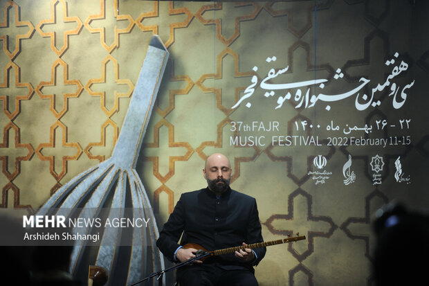 اجرای تک نوازی امیر شریفی با عنوان شب یوسف فروتن در سومین شب جشنواره موسیقی فجر در سالن دهلوی تالار وحدت برگزار شد