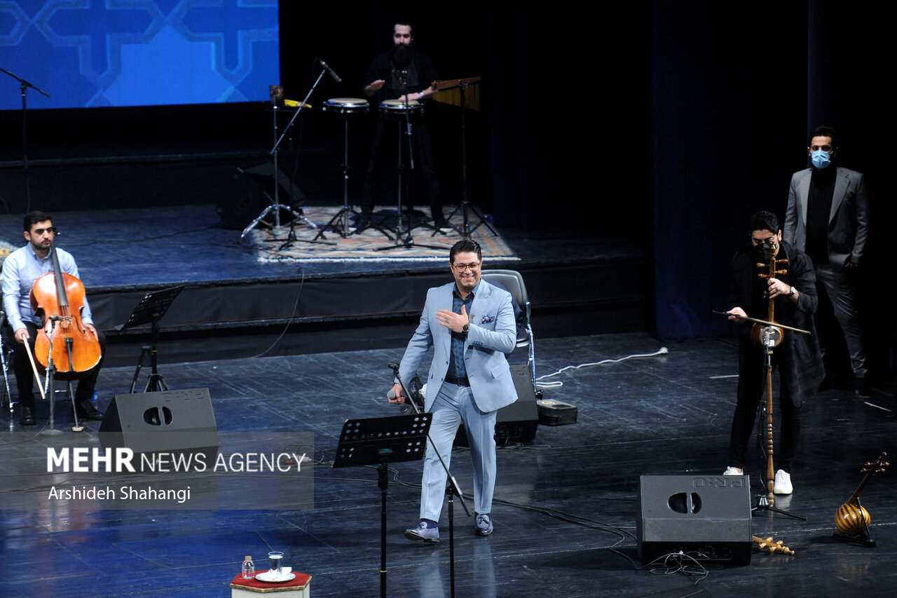 در چهارمین  شب سی و هفتمین جشنواره موسیقی فجر کنسرت حجت اشرف زاده  در تالار وحدت برگزار شد