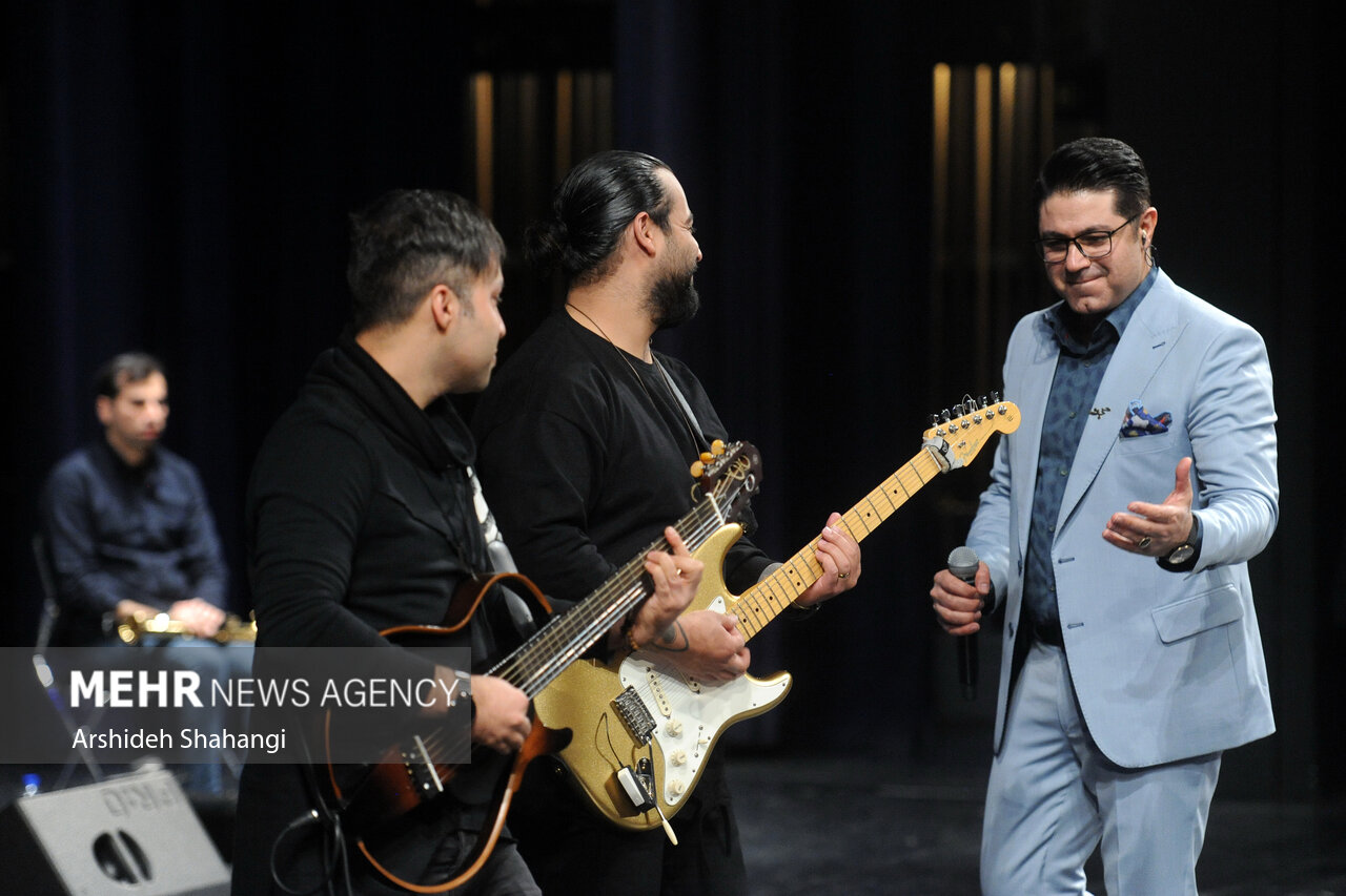چهارمین شب جشنواره موسیقی فجر کنسرت حجت اشرف زاده در تالار وحدت برگزار شد