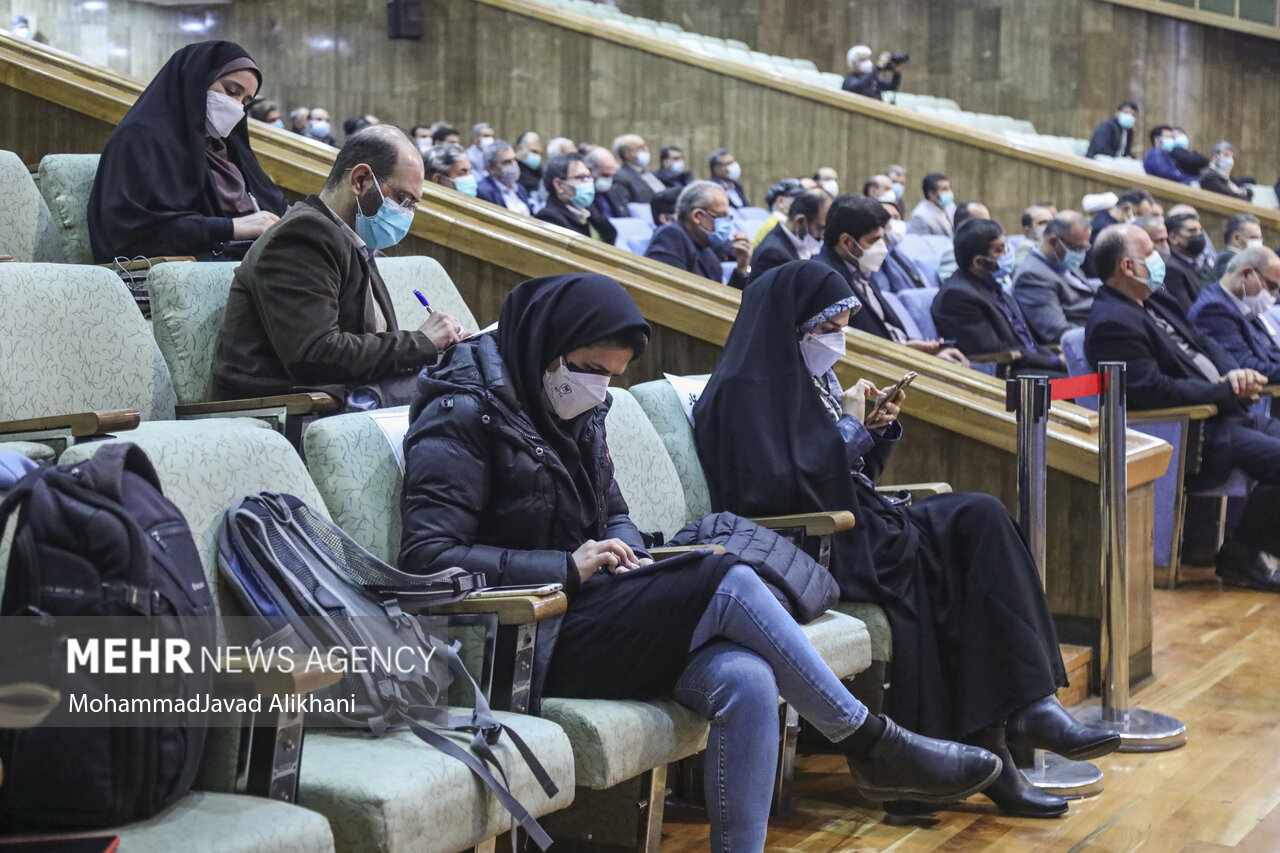 خبرنگاران حاضر در مراسم تودیع و معارفه رئیس سازمان حج و زیارت در حال پوشش خبری برنامه هستند