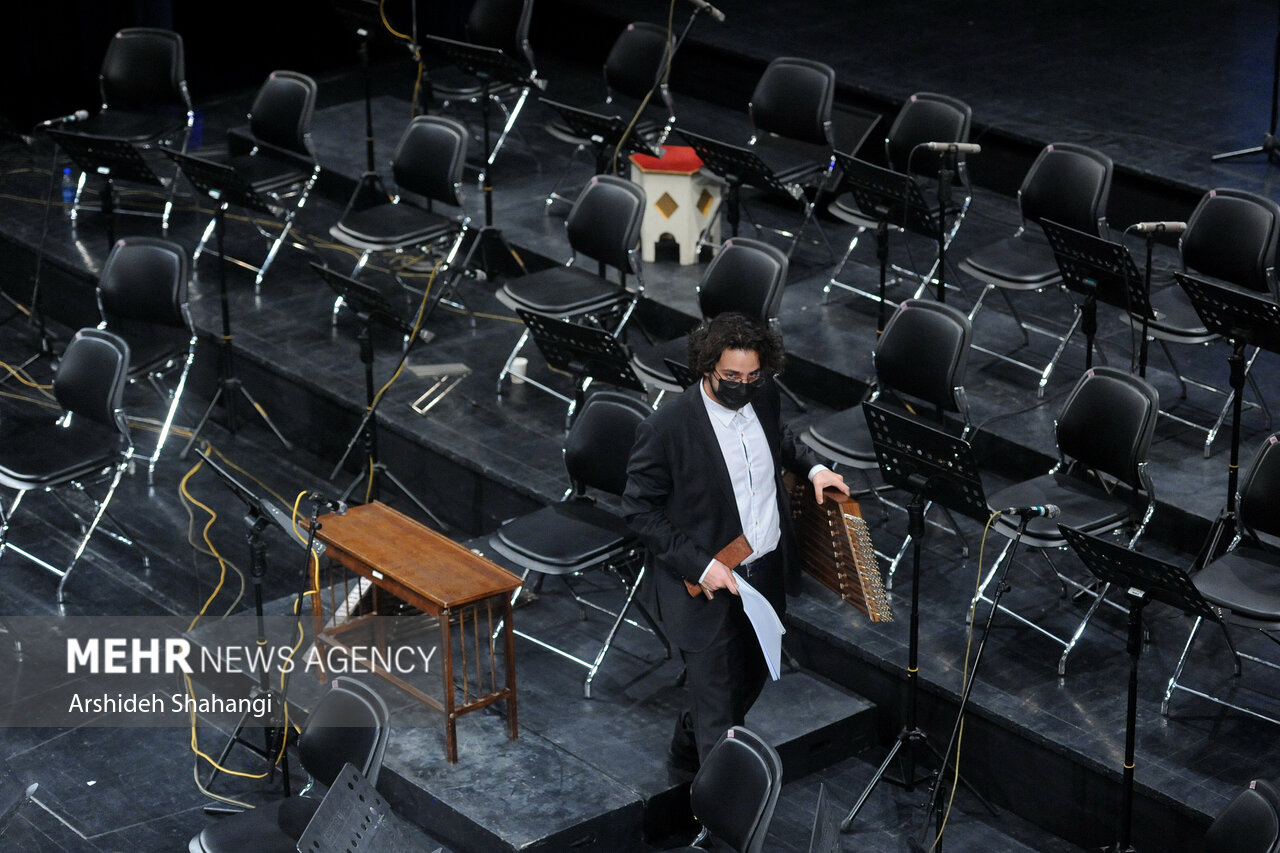 پنجمین شب جشنواره موسیقی فجر با اجرای کنسرت ارکستر نغمه باران در تالار وحدت برگزار شد