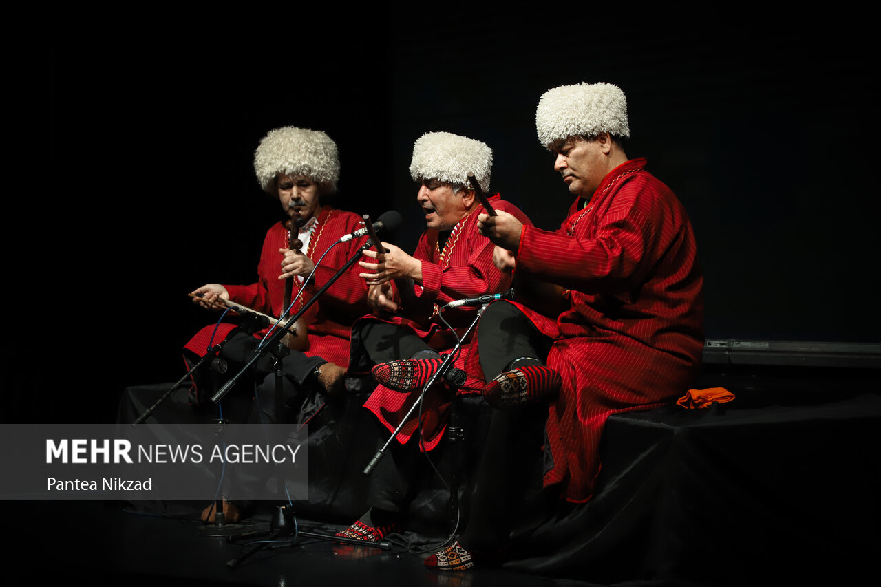 گروه مقامی ترکمنی در حال اجرای قطعاتی در پنجمین شب از جشنواره موسیقی فجر است
