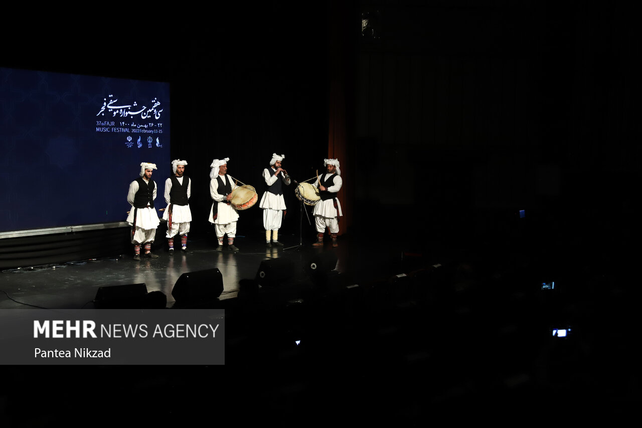 گروه پامچال در حال اجرای قطعاتی در پنجمین شب از جشنواره موسیقی فجر است