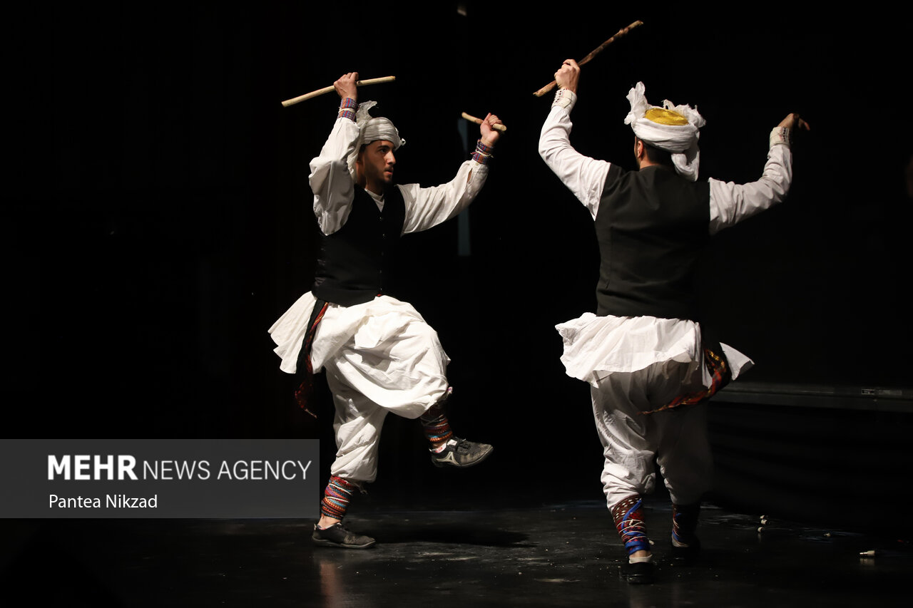 گروه پامچال در حال اجرای قطعاتی در پنجمین شب از جشنواره موسیقی فجر است