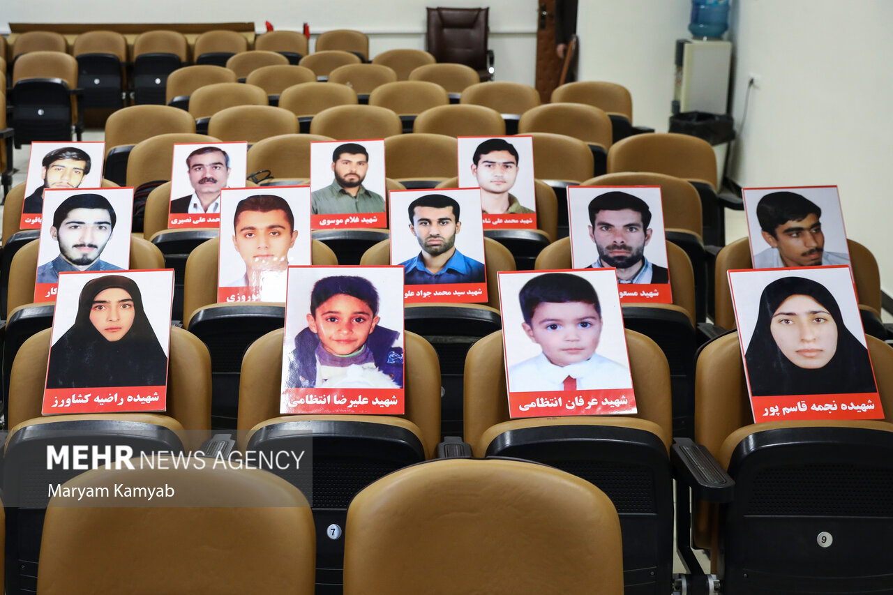 تصاویر شهدای حادثه تروریستی در دومین جلسه دادگاه رسیدگی به پرونده سرکرده گروهک تروریستی تندر به نمایش درآمد