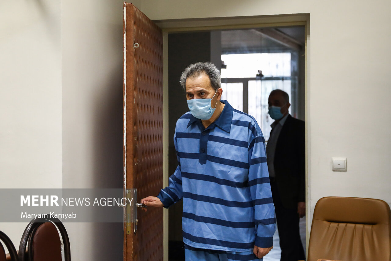 جمشید شارمهد سرکرده گروهک تروریستی تندر در حال ورود به جلسه علنی دادگاه   رسیدگی به پرونده خود است