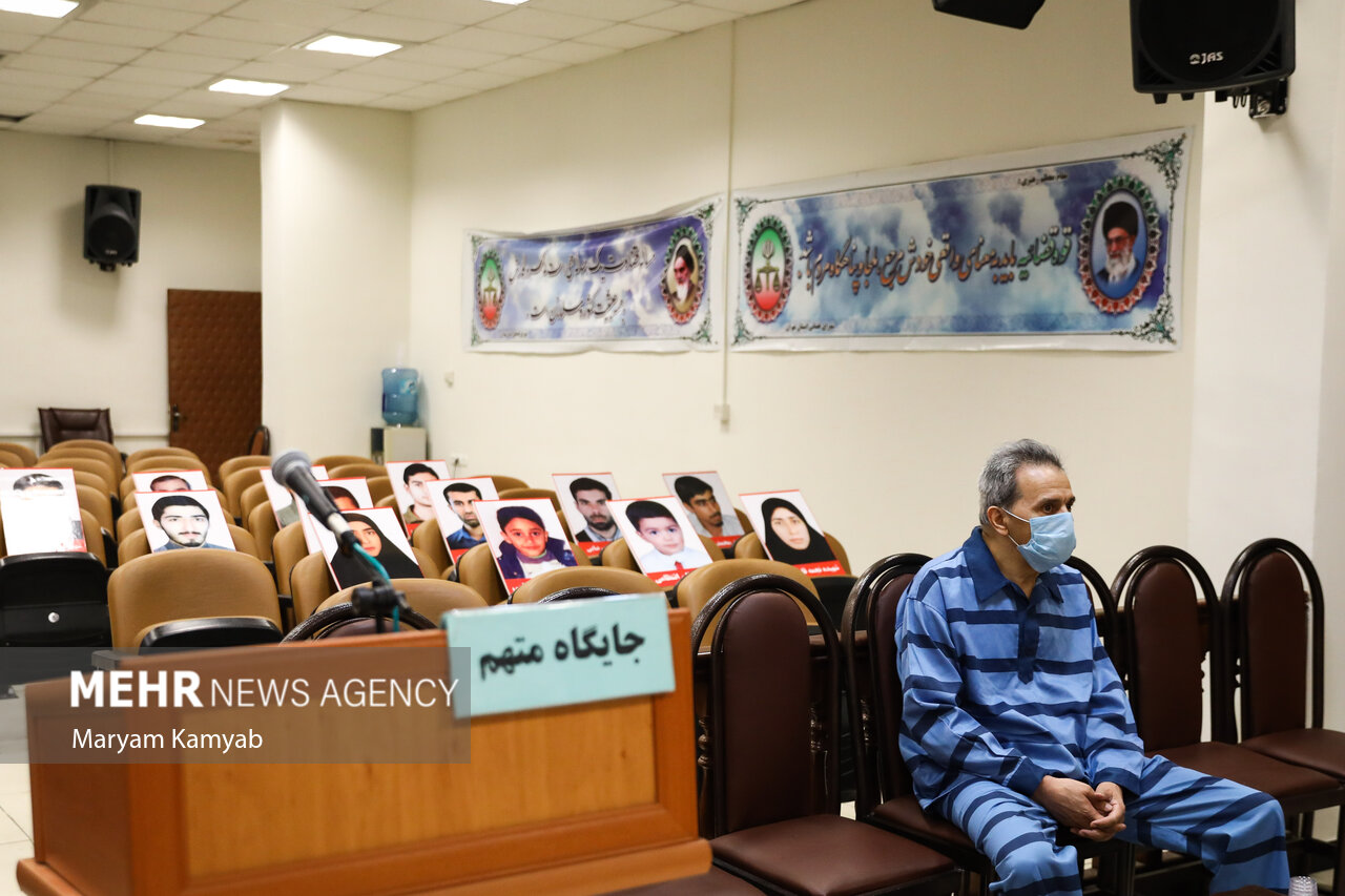 جمشید شارمهد سرکرده گروهک تروریستی تندر در جلسه علنی دادگاه رسیدگی به پرونده اتهاماتش حضور دارد
