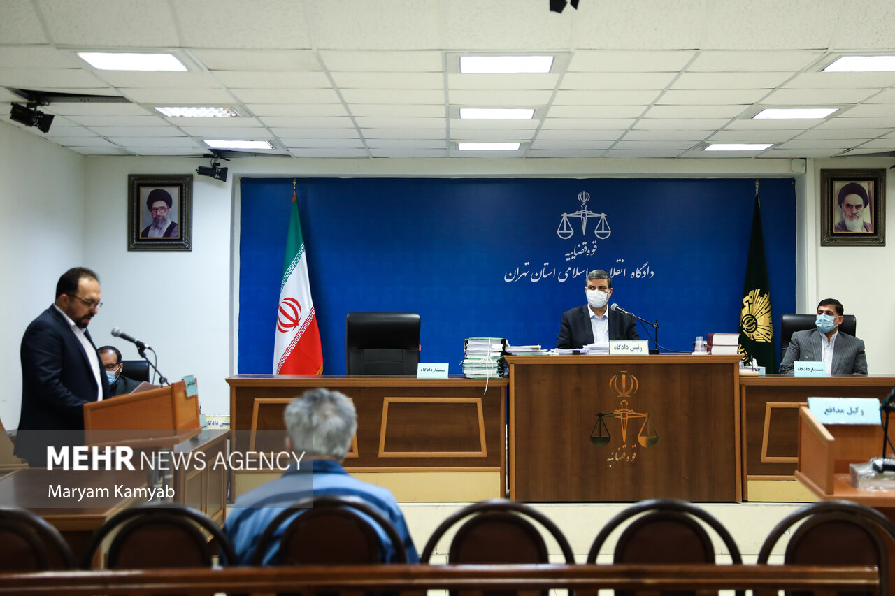 نماینده دادستان در حال ارائه اتهامات جمشید شارمهد در دومین جلسه دادگاه رسیدگی به پرونده سرکرده گروهک تروریستی تندر است
