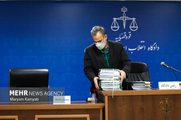 پرونده جمشید شارمهد در دومین جلسه دادگاه رسیدگی به پرونده سرکرده گروهک تروریستی تندر روی میز رئیس دادگاه قرار دارد