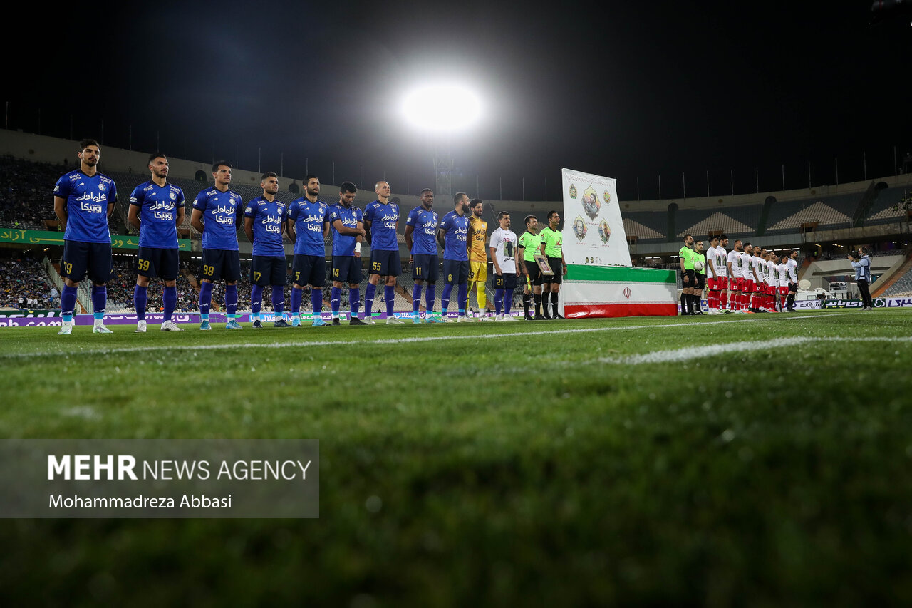 دو تیمدر حال انجام پیش از  دیدار تیم های فوتبال استقلال تهران و نساجی مازندران هستند