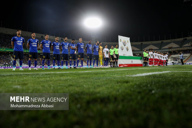دو تیمدر حال انجام پیش از  دیدار تیم های فوتبال استقلال تهران و نساجی مازندران هستند
