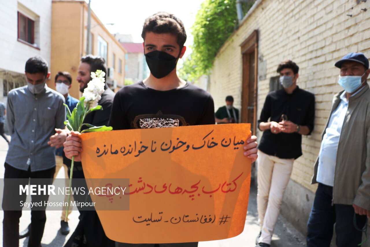 تجمع دانش آموزان مشهدی در مقابل سرکنسولگری افغانستان