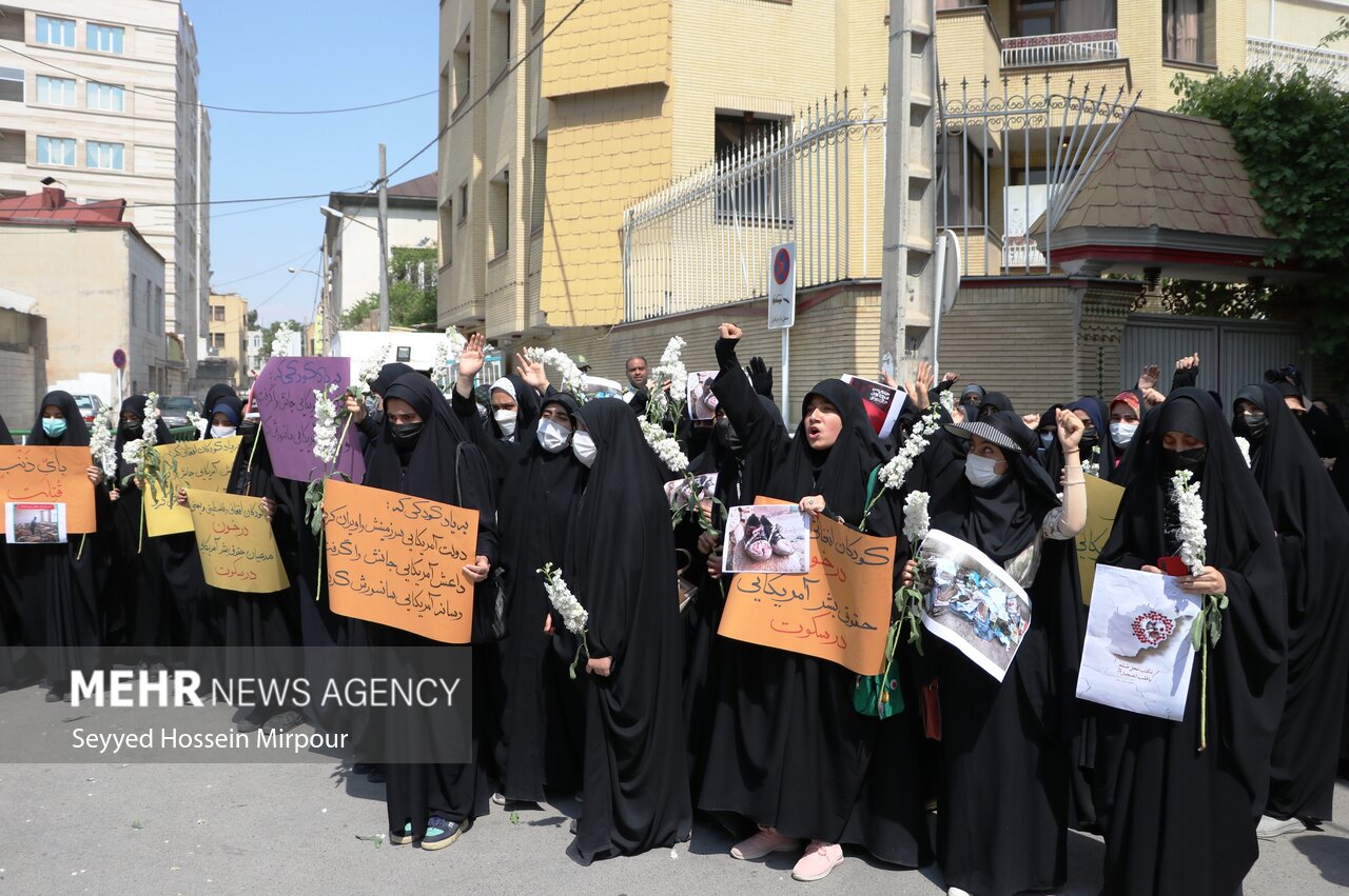 تجمع دانش آموزان مشهدی در مقابل سرکنسولگری افغانستان