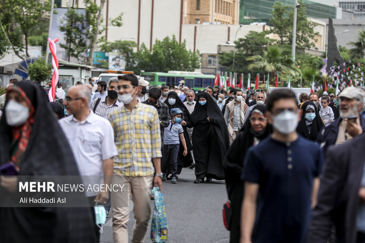 راهپیمایان مراسم  روز جهانی قدس در میدان فلسطین سمت محل برپایی نماز جمعه در دانشگاه تهران حرکت می کنند