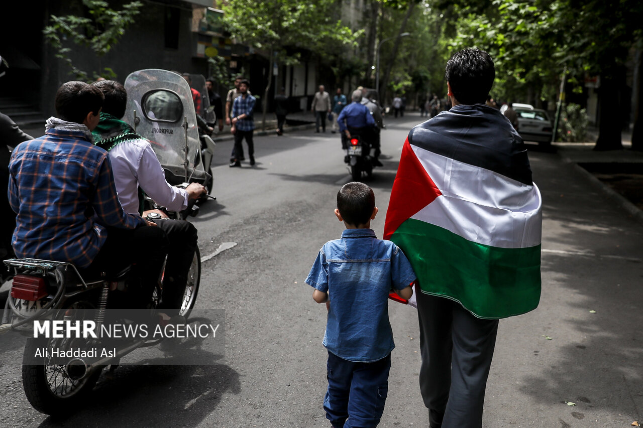 مردی با پرچم کشور فلسطین در مراسم راهپیمایی روز جهانی قدس در تهران حضور دارد