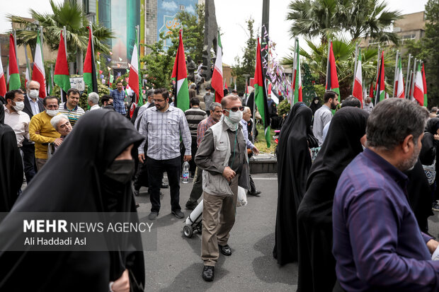 یک جانباز دفاع مقدس در راهپیمایی روز جهانی قدس در میدان فلسطین حضور دارد