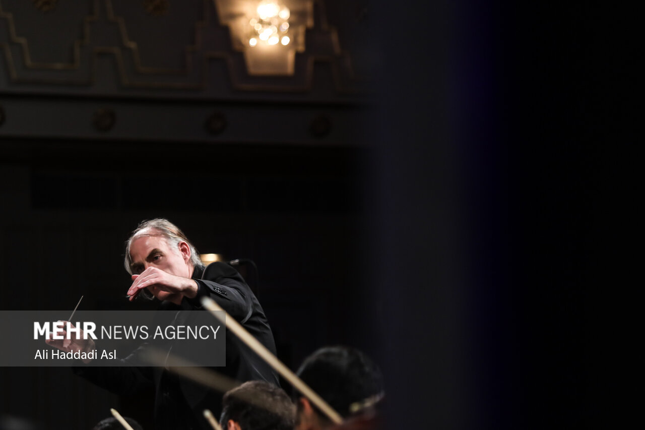 ولفگانگ ونگنروت در اجرای ارکستر سمفونیک تهران ارکستر را رهبری می کند