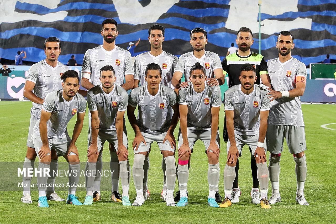 بازیکنان تیم فوتبال پدیده مشهد در حال گرفتن عکس یادگاری پیش از دیدار تیم های استقلال تهران و پدیده مشهد هستند