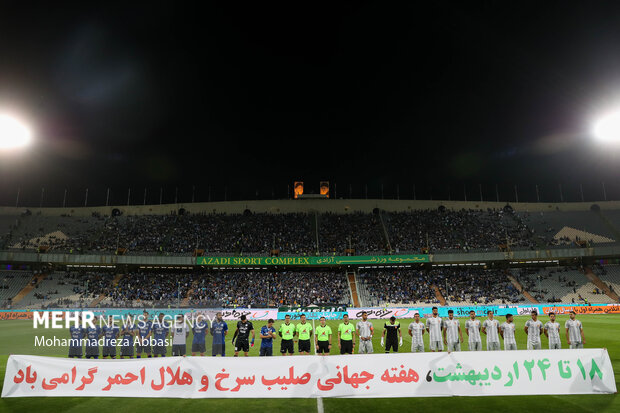 دو تیم فوتبال استقلال تهران و پدیده مشهد در حال انجام تشریفات پیش  از دیدار تیم های استقلال تهران و پدیده مشهد هستند