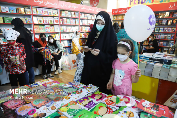 بخش کودک و نوجوان سی و سومین نمایشگاه بین‌المللی در دومین روز خود با استقبال قابل توجهی از خانواده های ایرانی مواجه شد
