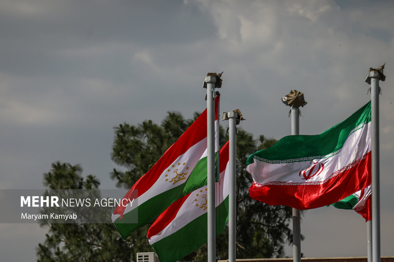 پرچم های دو کشور ایران و تاجیکستان در فرودگاه مهرآباد به اهتزاز درآمده است