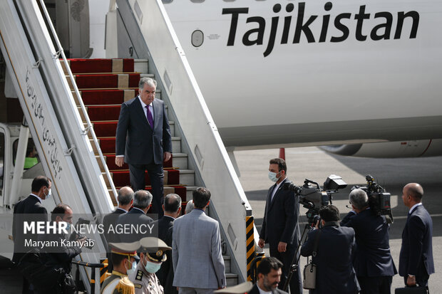 امامعلی رحمان رئیس جمهور تاجیکستان،  بعدازظهر امروز یکشنبه ۸ خرداد ۱۴۰۱ وارد تهران شد و مورد استقبال علی اکبر محرابیان وزیر نیرو در فرودگاه مهرآباد قرار گرفت