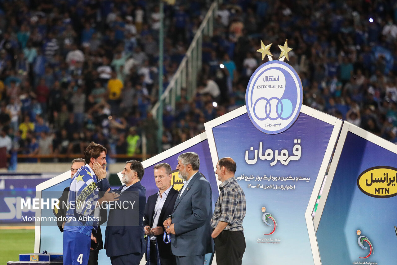 سیاوش یزدانی در حال گرفتن مدال خود در  جشن قهرمانی تیم فوتبال استقلال تهران