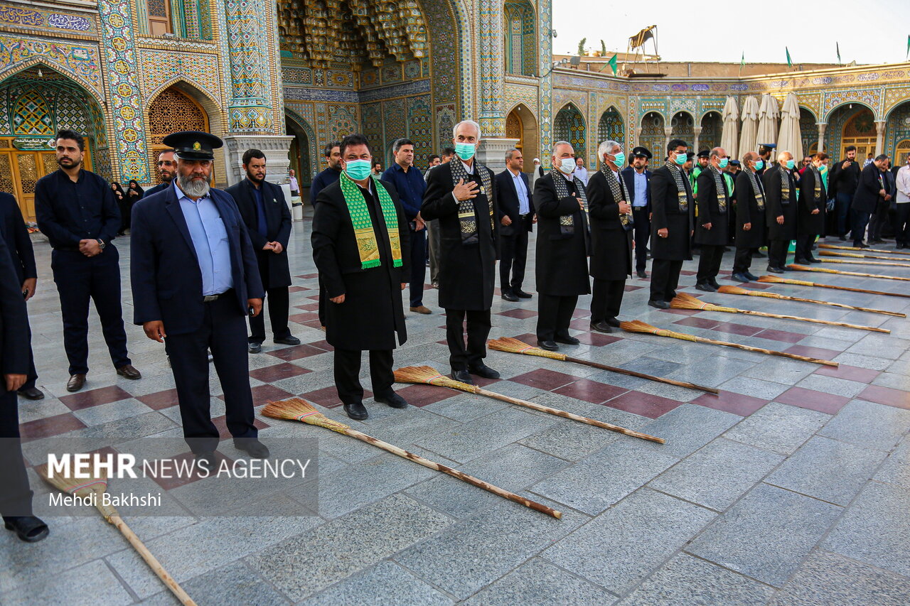 آیین جاروکشی خادمان حضرت معصومه(س)