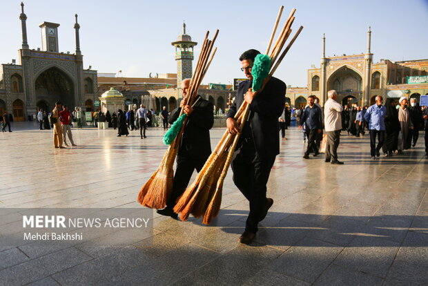 آیین جاروکشی خادمان حضرت معصومه(س)