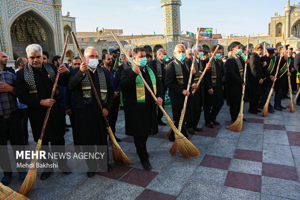 آیین جاروکشی خادمان حضرت معصومه(س)