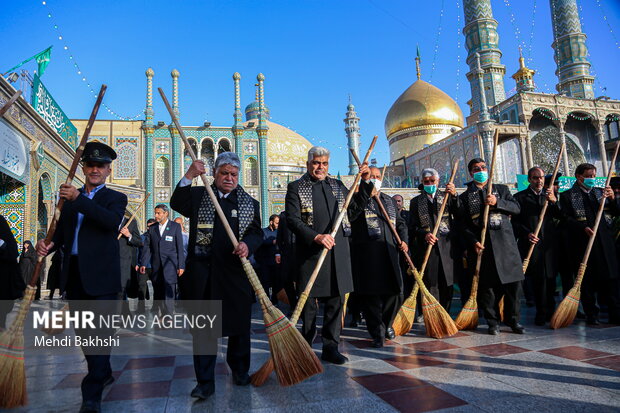 آیین جاروکشی خادمان حضرت معصومه(س)