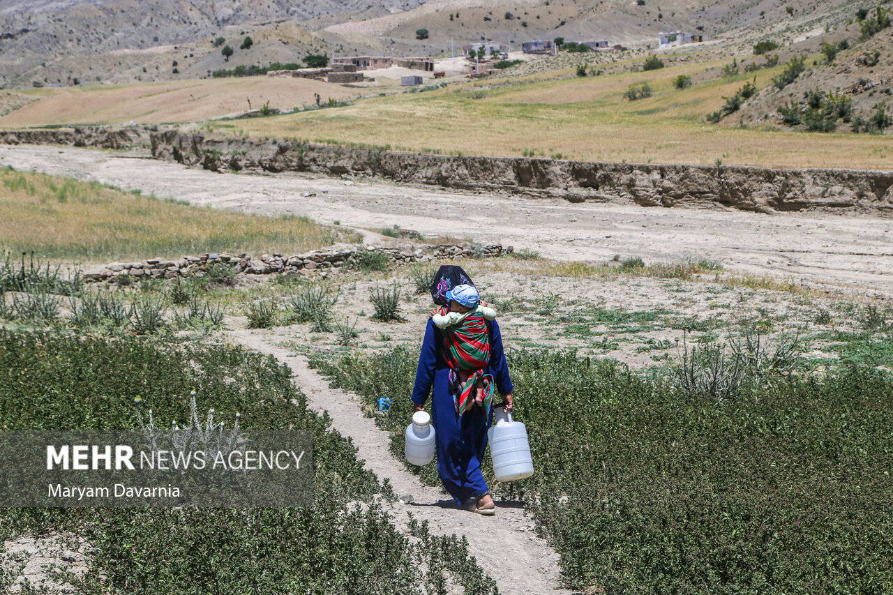 زنان روستا هر روز بدلیل نبود آب شرب مجبور هستند برای تامین آب شرب مصافت های طولانی را برای برداشت آب طی کنند