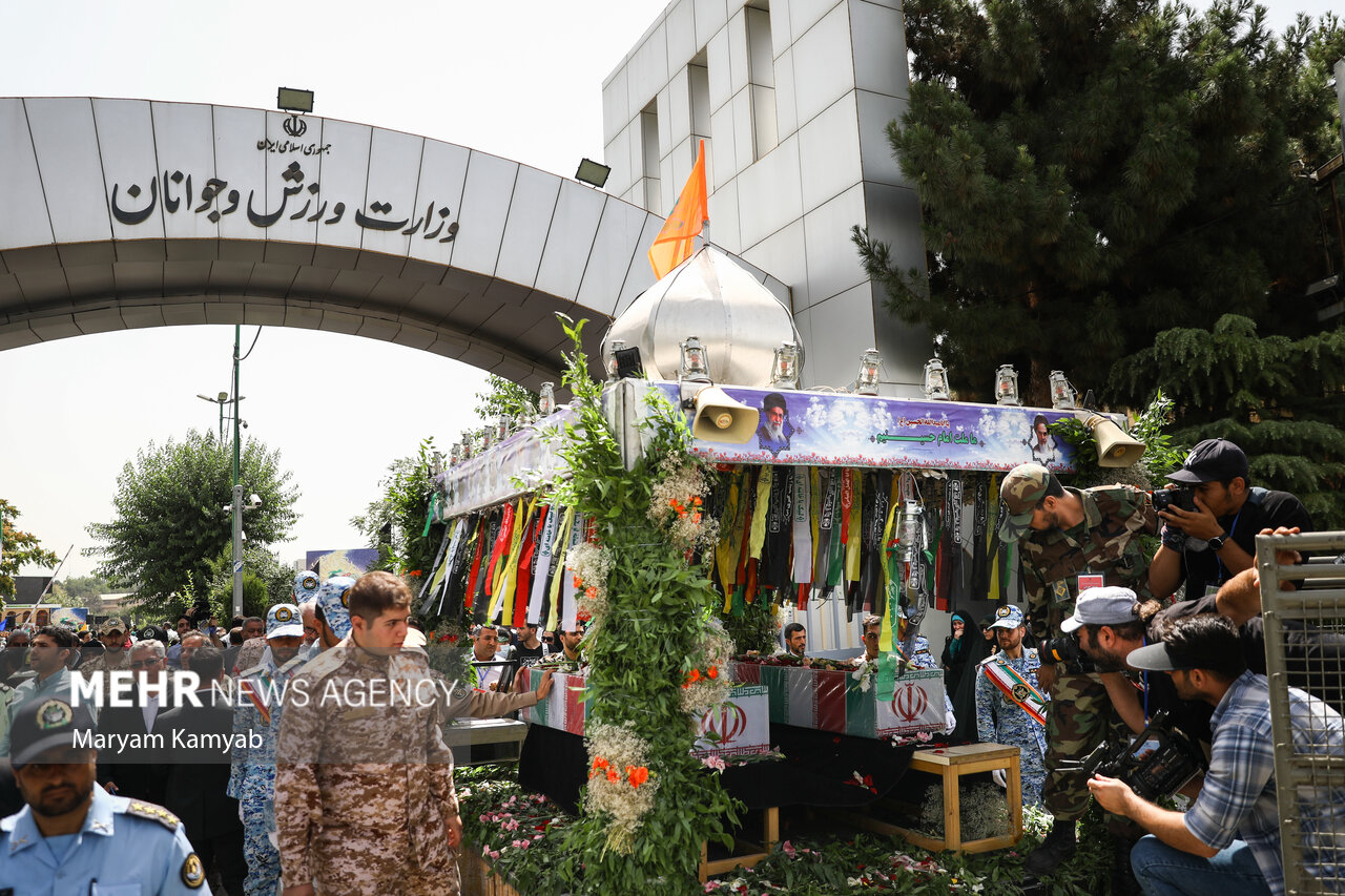 مراسم تشییع دو شهید گمنام صبح چهارشنبه از وزارت ورزش و جوانان آغاز و در باشگاه انقلاب تهران تدفین شد