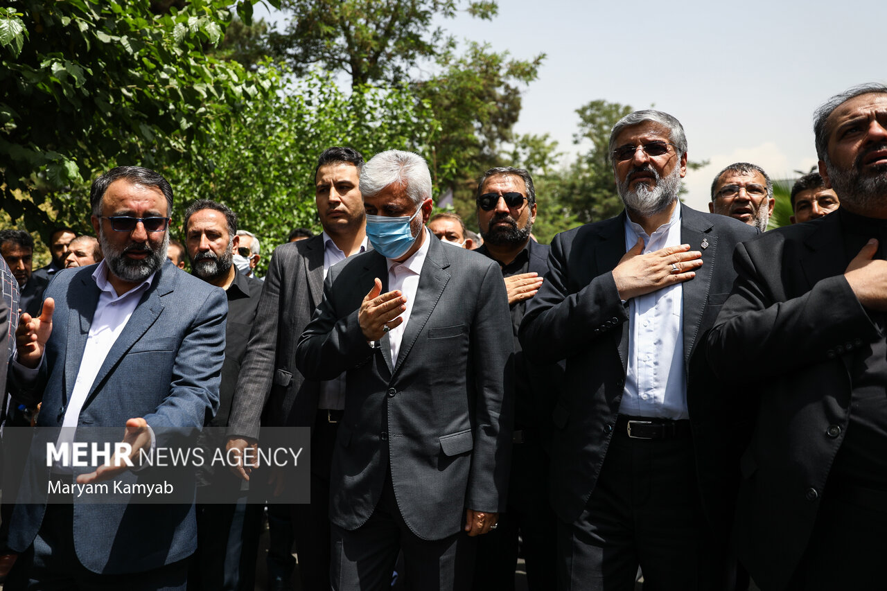 حمید سجادی وزیر ورزش و جوانان در مراسم تشییع دو شهید گمنام در باشگاه انقلاب تهران حضور دارد