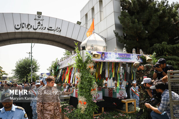 مراسم تشییع دو شهید گمنام صبح چهارشنبه از وزارت ورزش و جوانان آغاز و در باشگاه انقلاب تهران تدفین شد