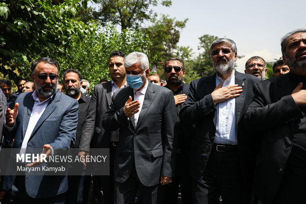 حمید سجادی وزیر ورزش و جوانان در مراسم تشییع دو شهید گمنام در باشگاه انقلاب تهران حضور دارد