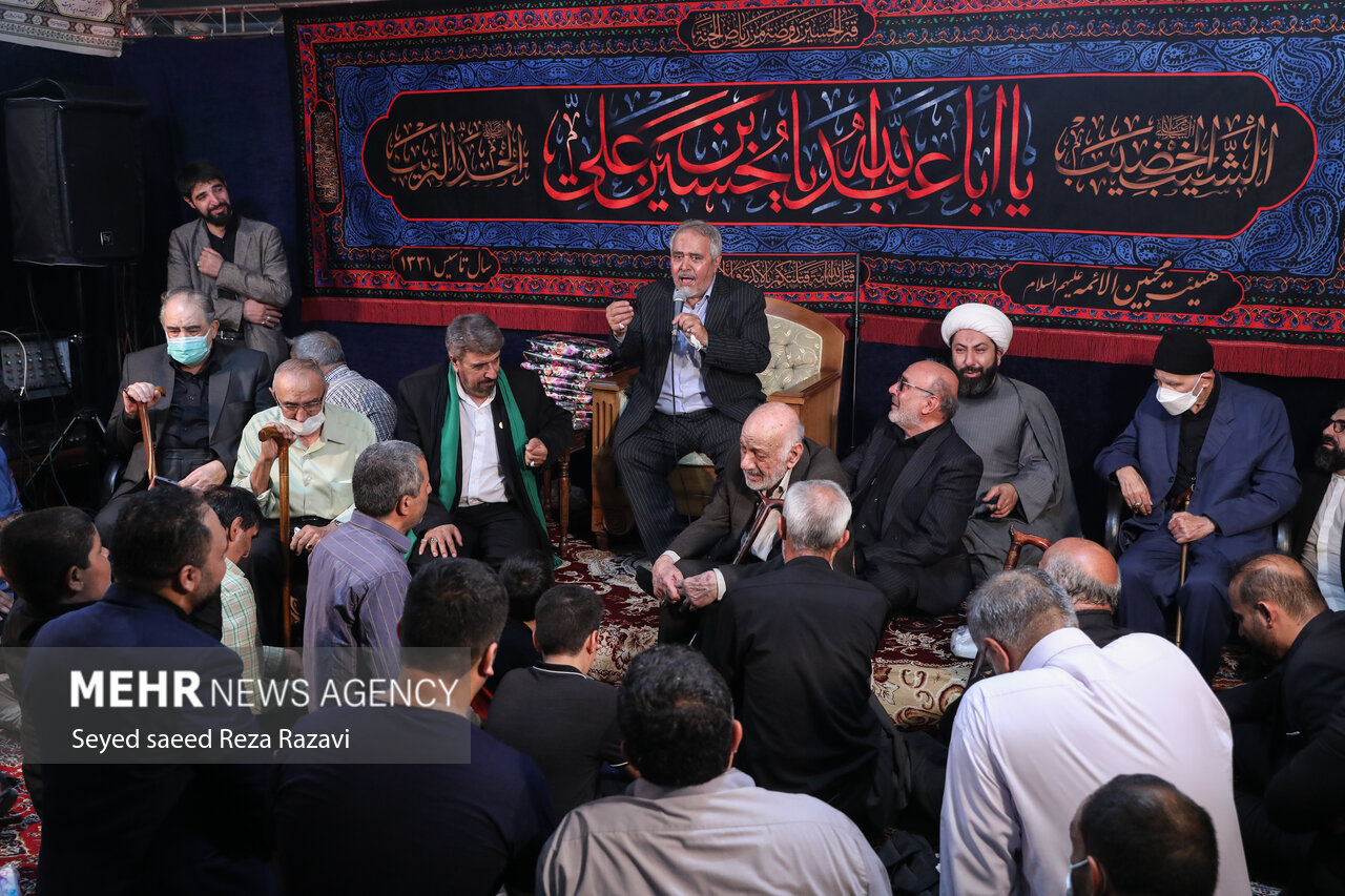 حاج علی انسانی مداح در حال مدیحه سرایی در مراسم تجلیل از پیر غلامان حسینی است