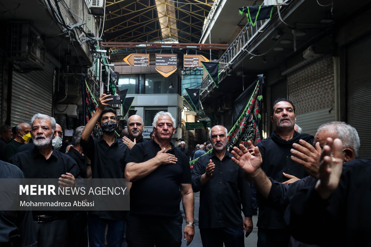 محمدرضا طالقانی از پیشکسوتان کشتی کشور در مراسم عزاداری تاسوعا حسینی در بازار تهران حضور دارد