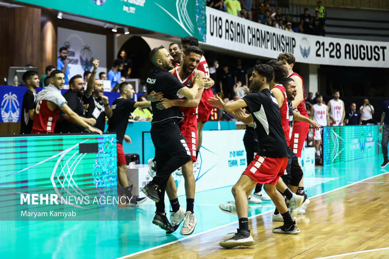 بازیکنان تیم بسکتبال لبنان پس از پیروزی مقابل تیم ایران در حال خوشحالی هستند