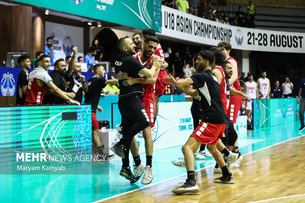 بازیکنان تیم بسکتبال لبنان پس از پیروزی مقابل تیم ایران در حال خوشحالی هستند