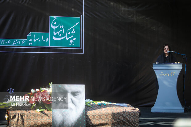یلدا ابتهاج در حال سخنرانی در مراسم تشییع و بدرقه پیکر هوشنگ ابتهاج است