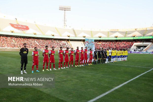 دوتیم فوتبال پرسپولیس تهران و صنعت نفت آبادان در حال برگزاری تشریفات پیش مسابقه هستند