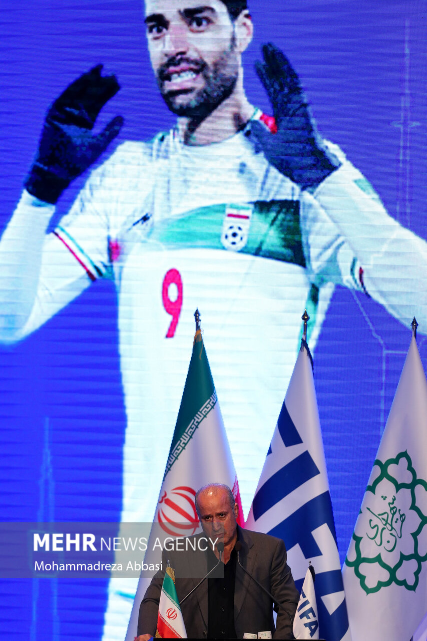 مهدی تاج رییس فدراسیون فوتبال در حال سخنرانی در مراسم رونمایی از کاپ جام جهانی در برج میلاد تهران است