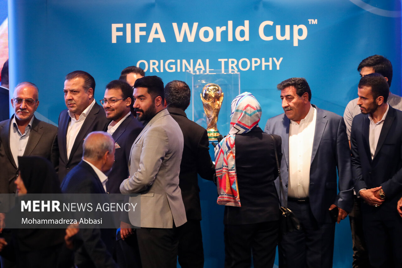 پس از رونمایی از کاپ جام جهانی در تهران و در هنگام عکس گرفتن اهالی فوتبال بی نظمی زیادی در این مراسم اتفاق افتاد که موجب اعتراض سارا گاندویی نماینده فیفا شد