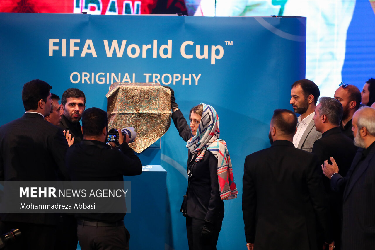 سارا گاندویی نماینده فیفا به دلیل بی نظمی های بسیار زیاد در مراسم رونمایی از کاپ جام جهانی در تهران بارها در طول مراسم روی کاپ را پوشاند