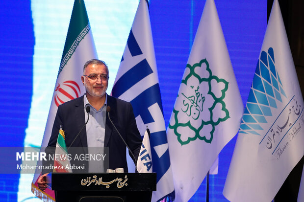 علیرضا زاکانی شهردار تهران در حال سخنرانی در مراسم رونمایی از کاپ جام جهانی در برج میلاد تهران است